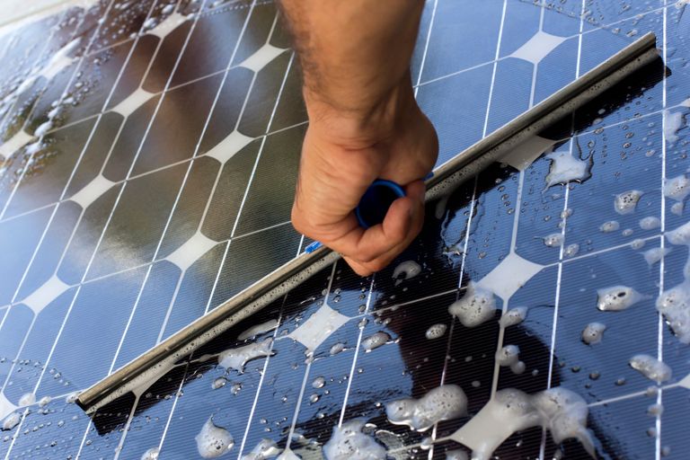 Solarplatten werden sauber gemacht